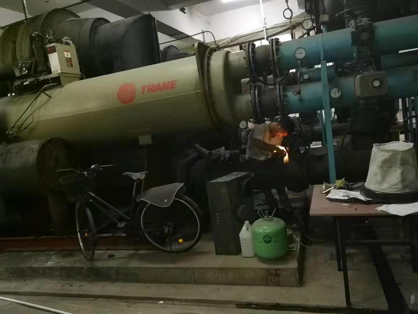 東莞東城900噸特靈中央空調（離心機）維?，F場(chǎng)